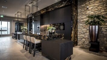 Karaktervolle keuken met Steenstrips - RMR Interieurbouw