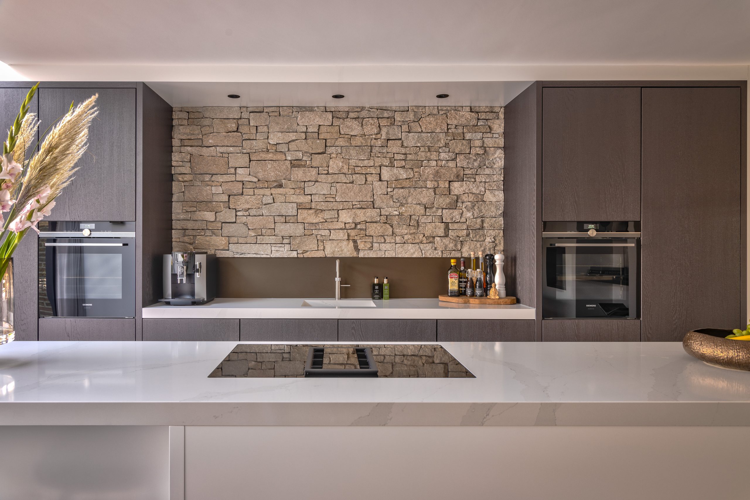 Keuken met Steenpanelen Zand - Ontwerp: Studio MBC | Fotograaf: Hans Gorter