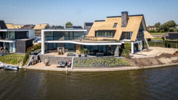 Prachtige villa met Steenpanelen aan het water | Copyright: The Art of Living, Jurrit van der Waal