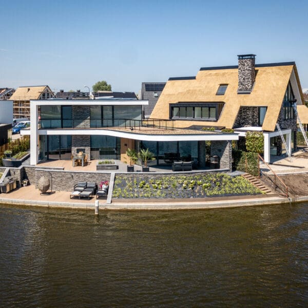 Prachtige villa met Steenpanelen aan het water | Copyright: The Art of Living, Jurrit van der Waal