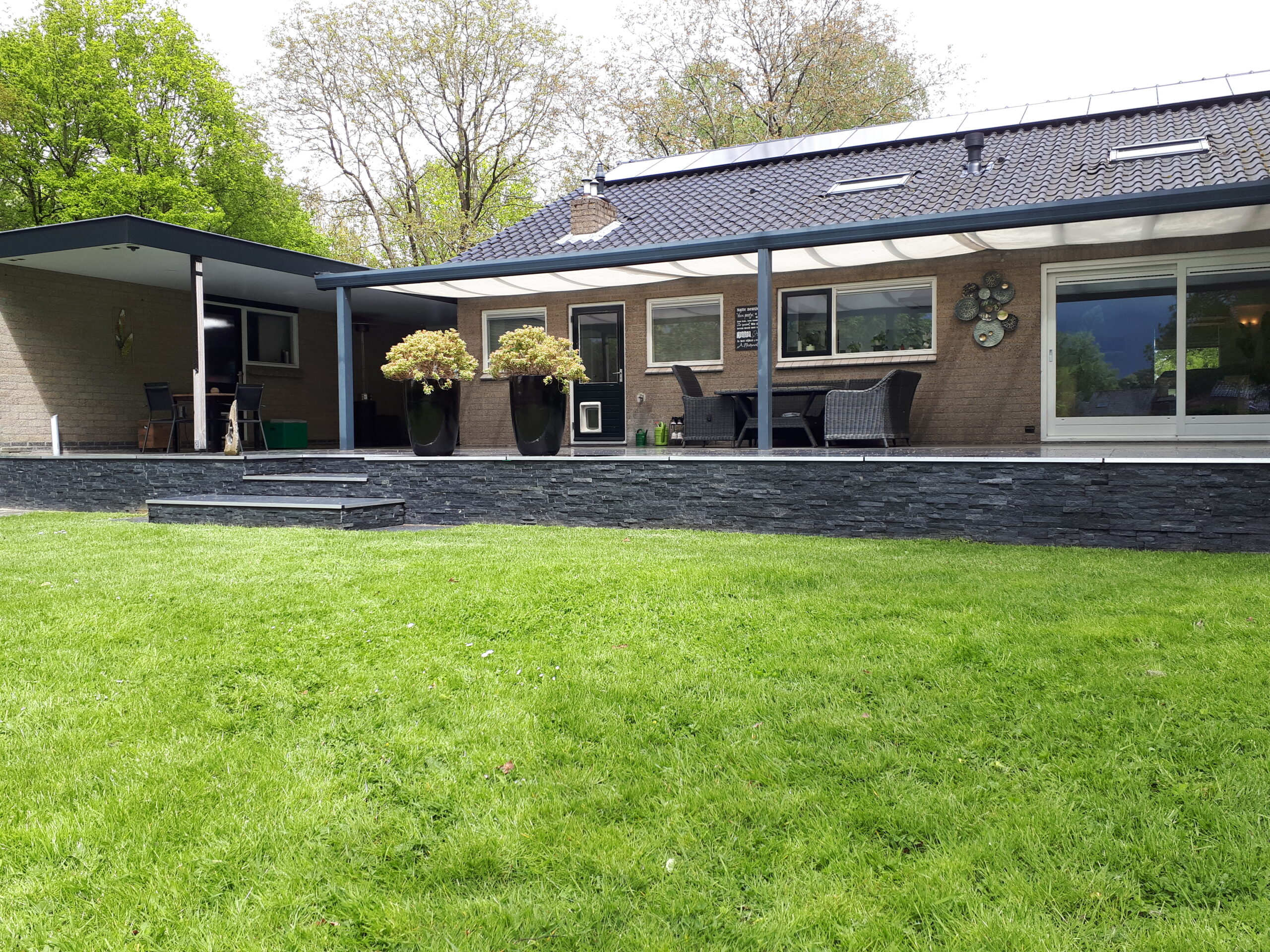 Natuursteenstrips Zwart Kwartsiet in de achtertuin