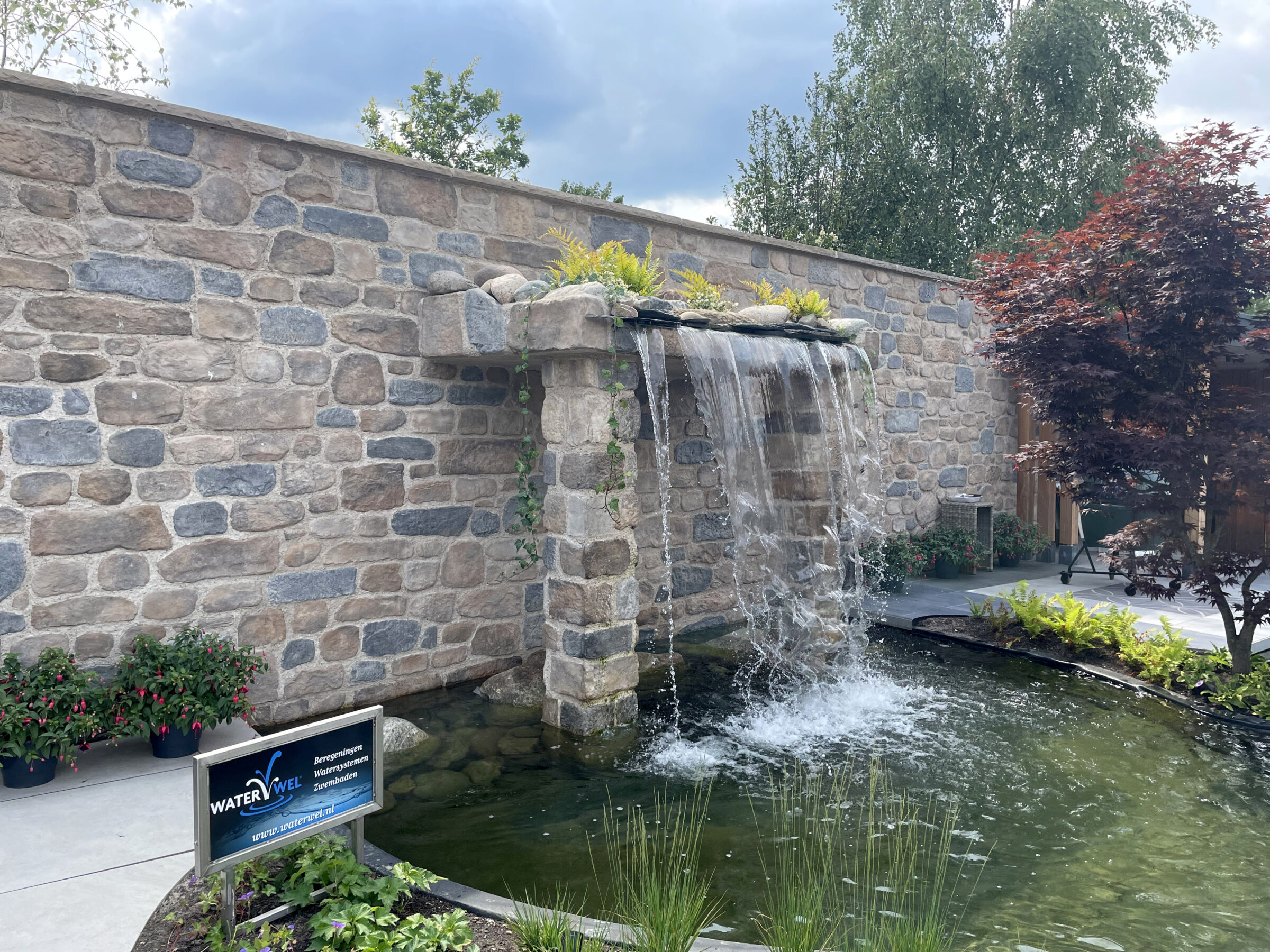 Sierlijke tuinmuur met een waterval en Geopietra Steenstrips. Copyright: Van Harn Bestratingsmateriaal