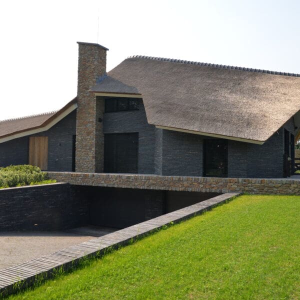 Villa met Rietenkap in combinatie met Rocks | Vidazz bouwkundig ontwerp