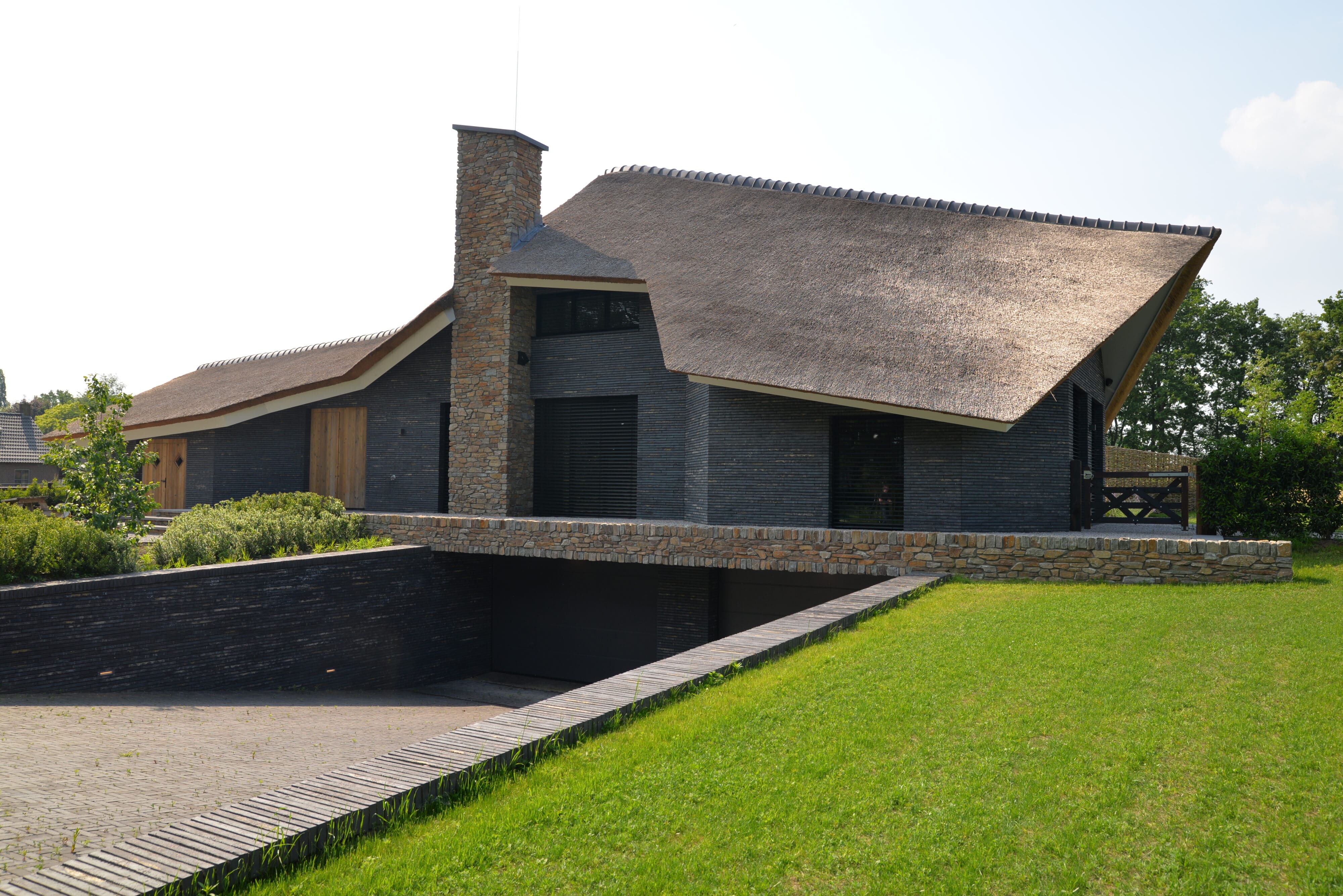 Villa met Rietenkap in combinatie met Rocks | Vidazz bouwkundig ontwerp