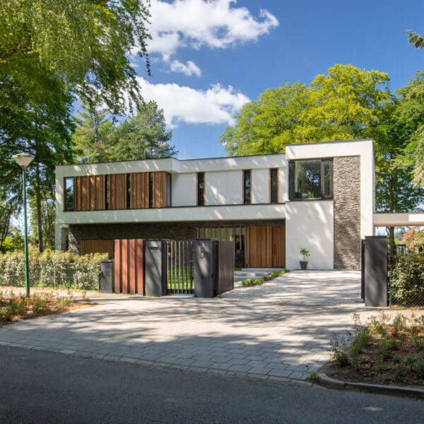 Moderne villa met Steenstrips gevel | Bouwbedrijf Osnabrugge | Fotografie Nanette de Jong