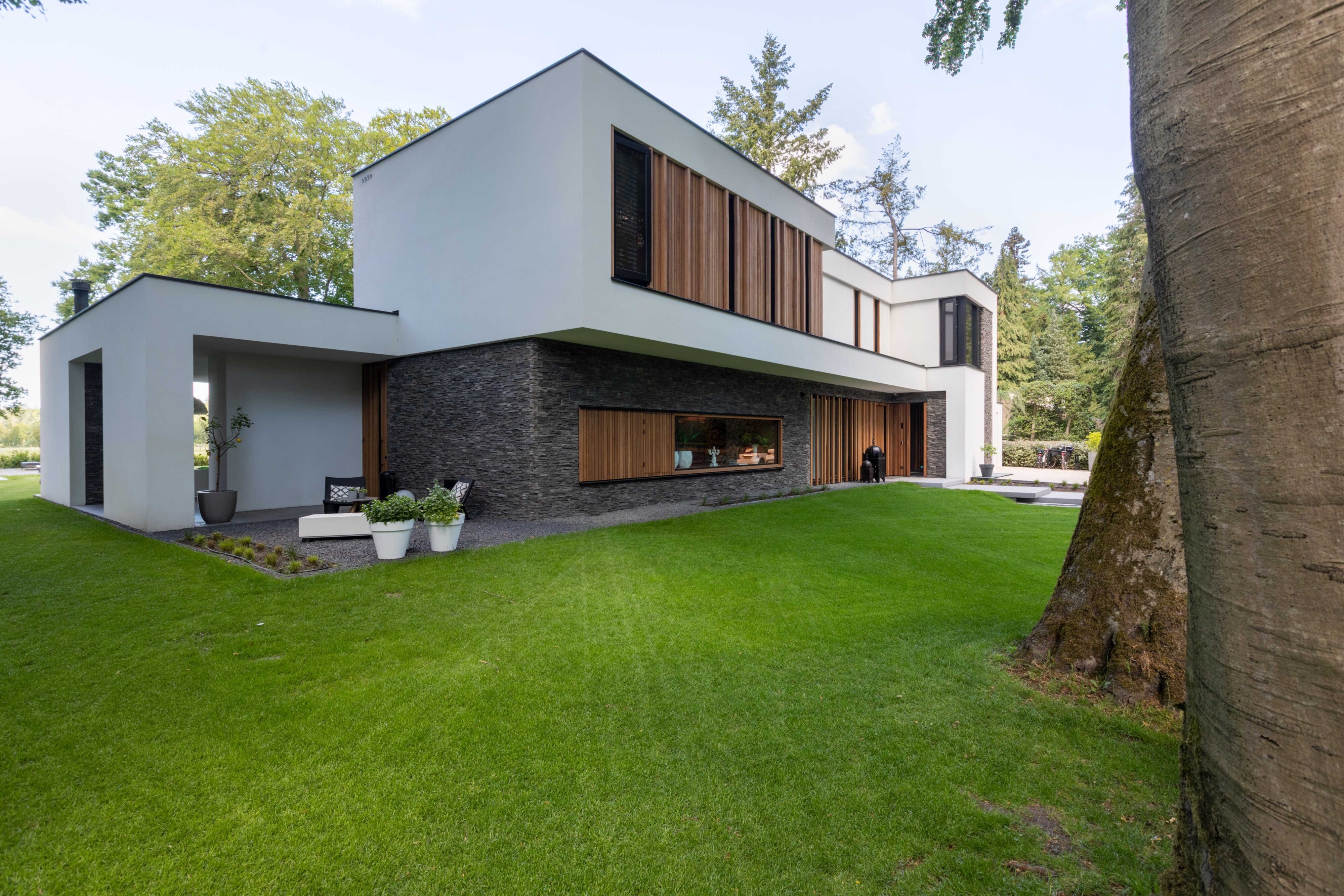 Moderne villa met Scaglia Steenstrips | Bouwbedrijf Osnabrugge | Fotografie Nanette de Jong