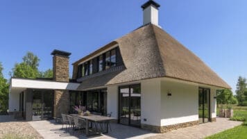 Rieten kap villa met Steenstrips | M2 Bouw | EVE Architecten | Fotografie: Dirk Verwoerd