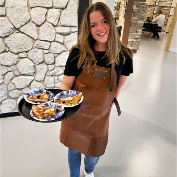 Lotte deelt Pizza slices uit bij The Flagstone Company showroom