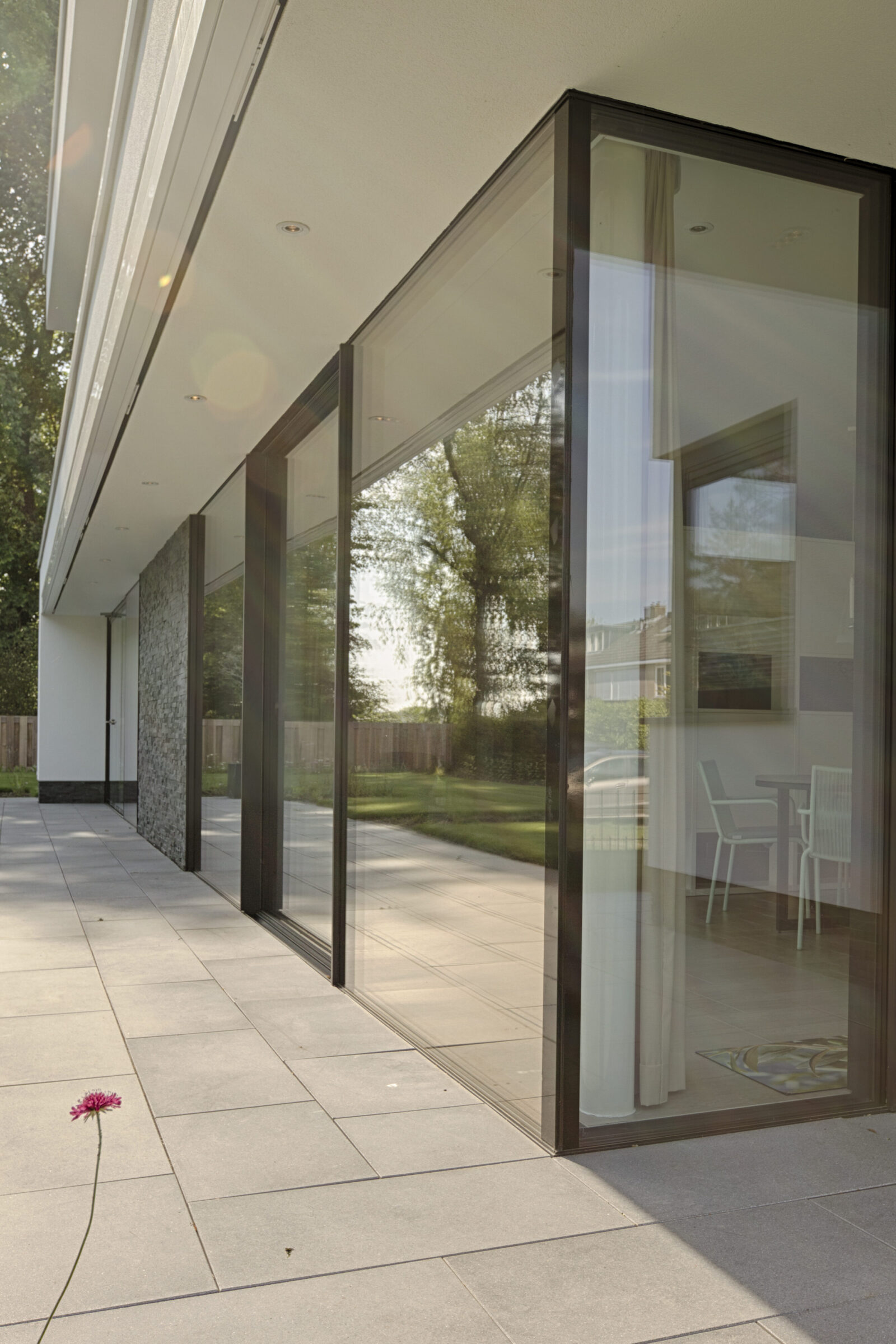 Mooie Zwart Kwartsiet Natuursteenstrips voor buiten - Copyright: Van der Padt & Partners Architecten