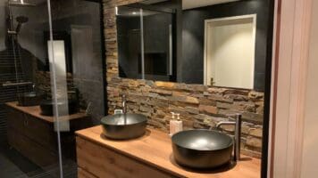 Moderne Badkamer met Steenpanelen