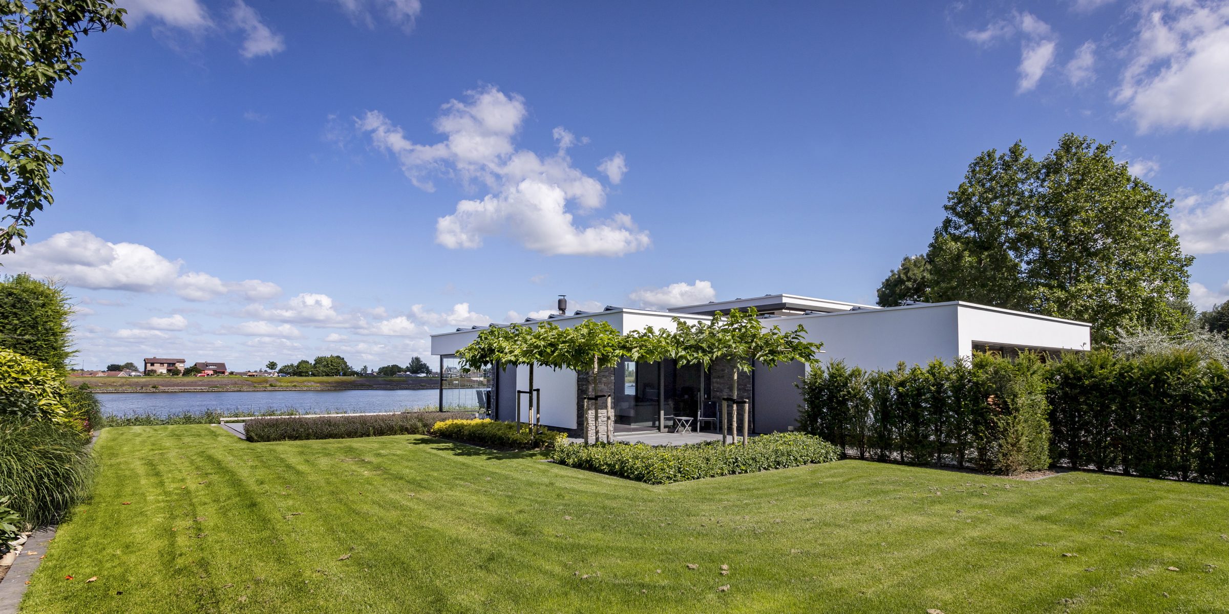 Woning aan het water met Scaglia Steenstrips