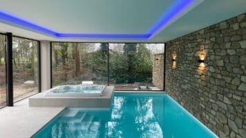 Prachtig zwembad met een Steenstrips op de binnenmuur | Zetwerk Stone DSGN