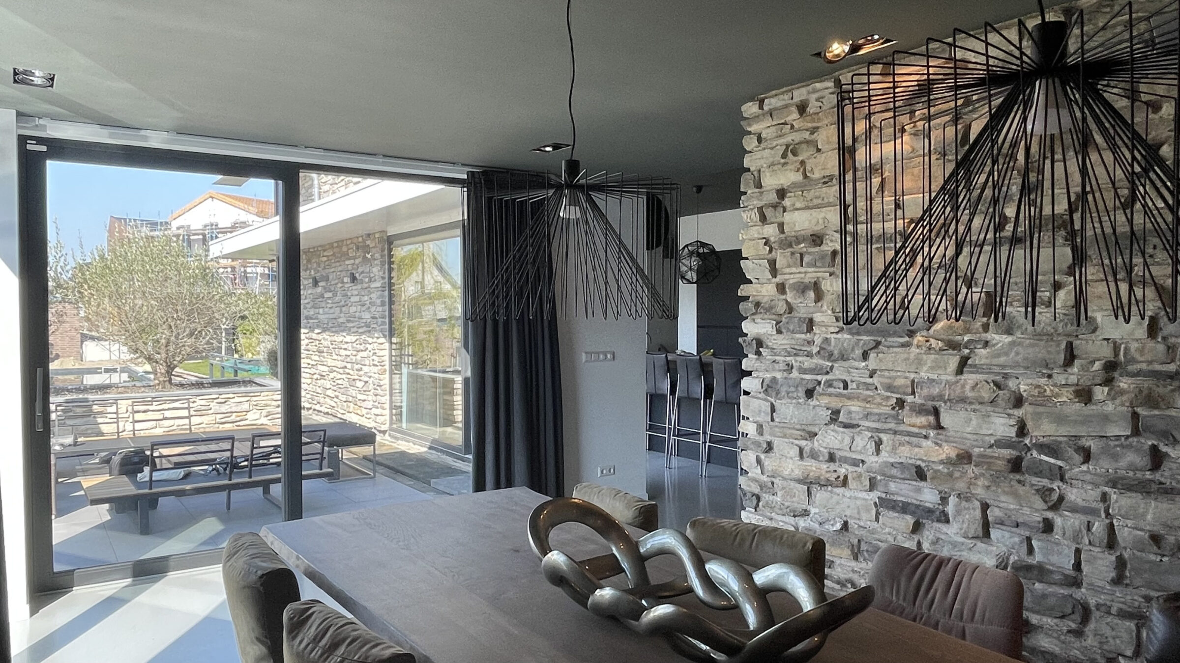 Villa aan het water met Natuursteen