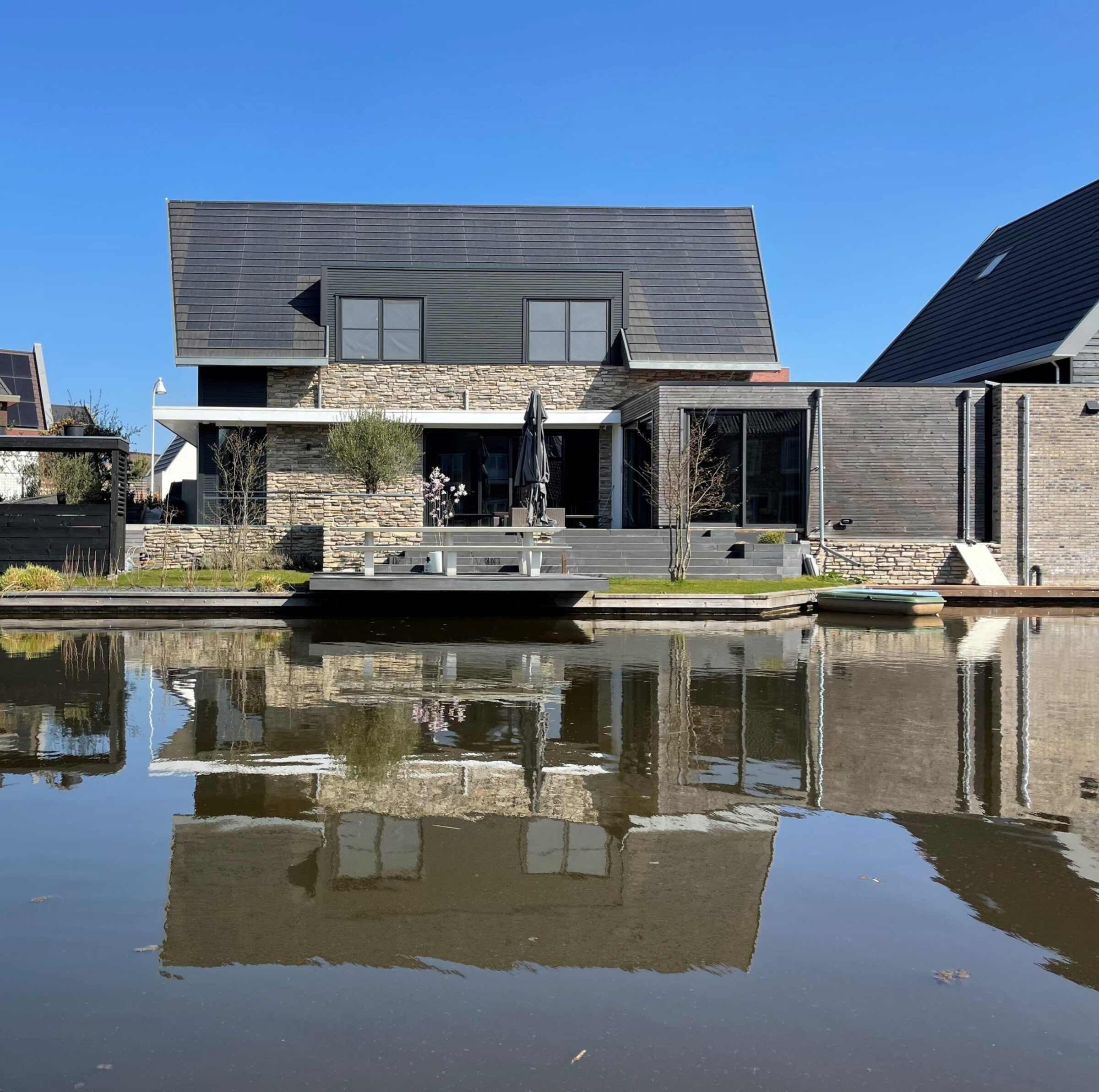 Villa aan het water met Steenstrips