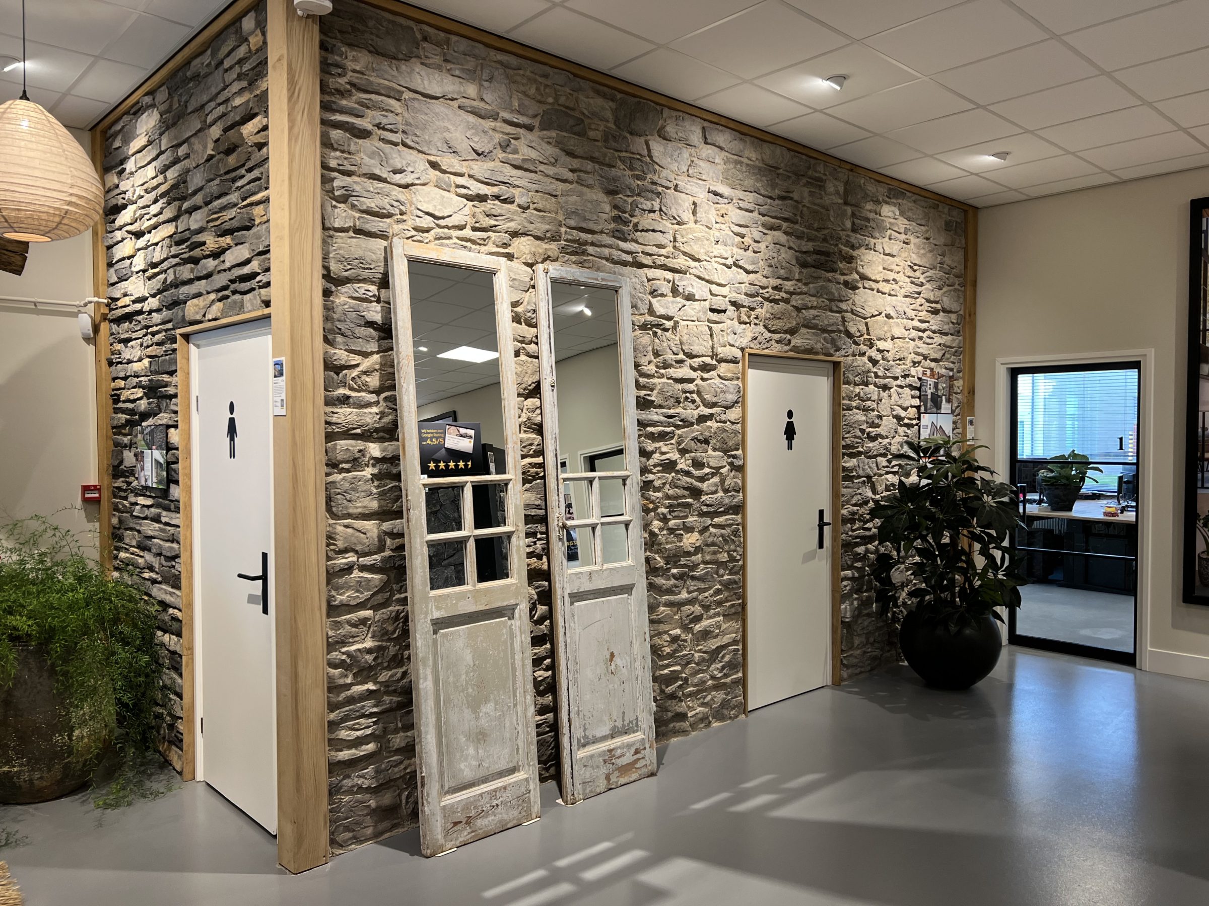 De Cascata Steenstrips in de nieuwe showroom