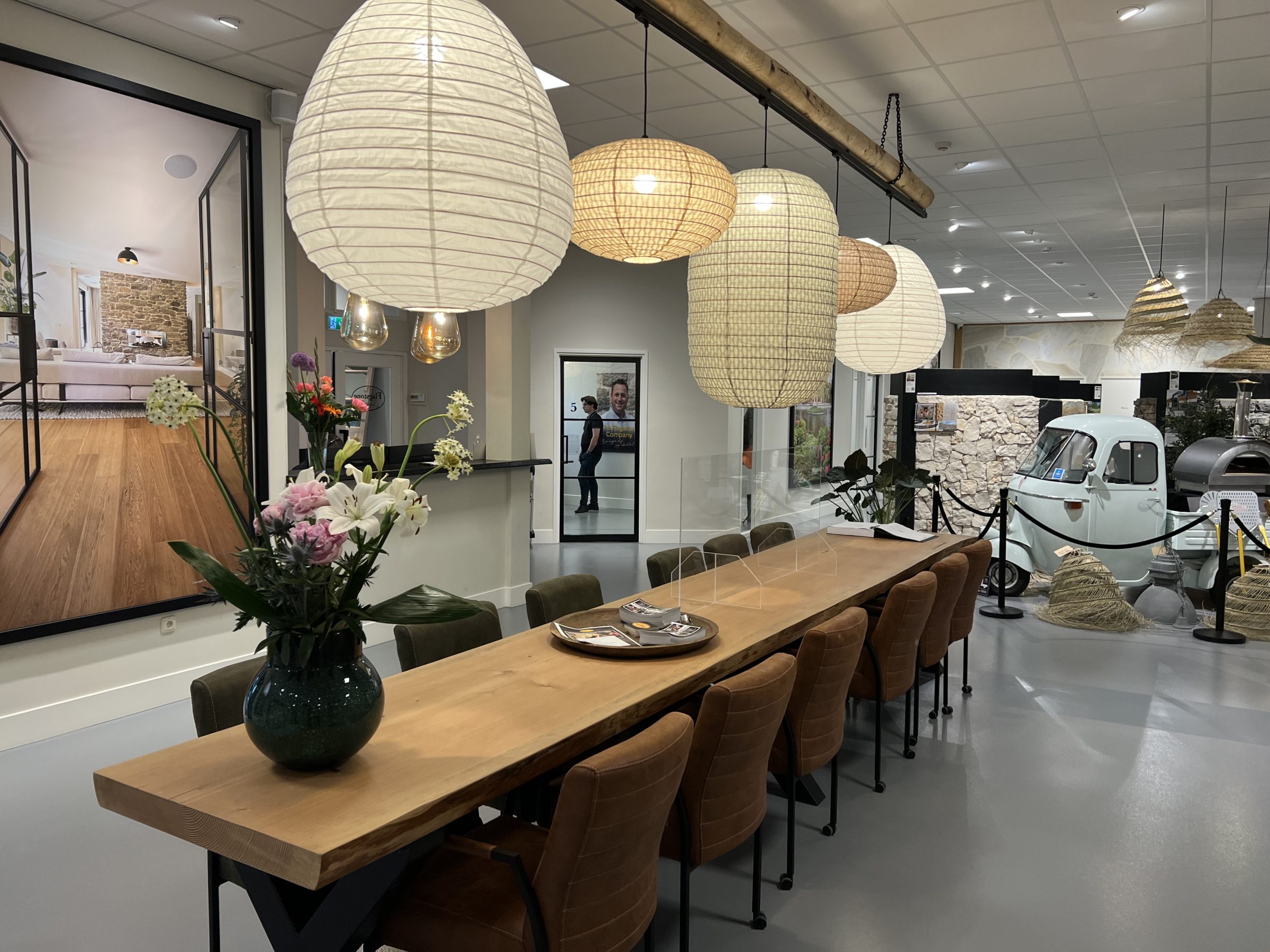Aangename sfeer in de nieuwe showroom