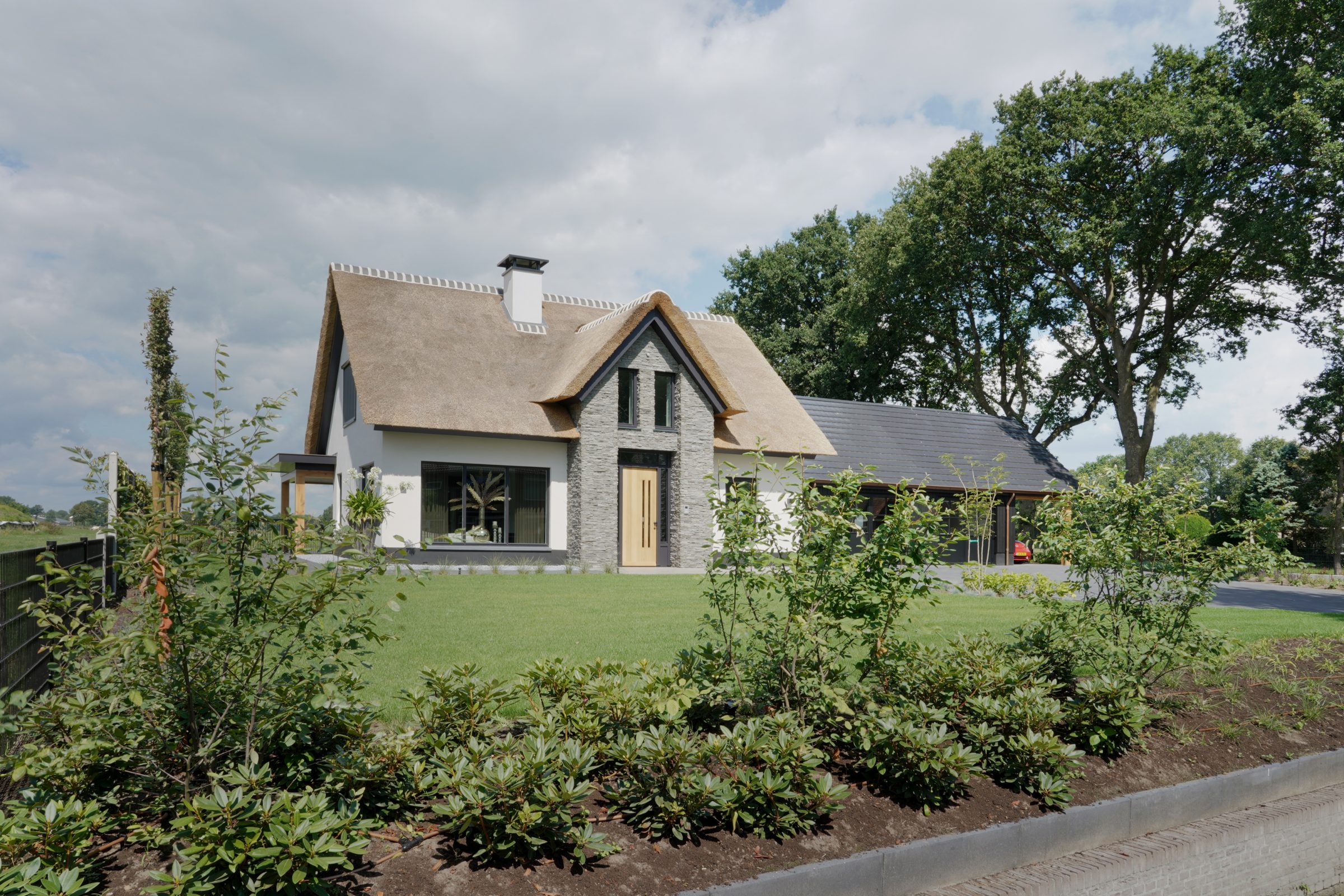 rieten kap villa met steenstrips Geopietra