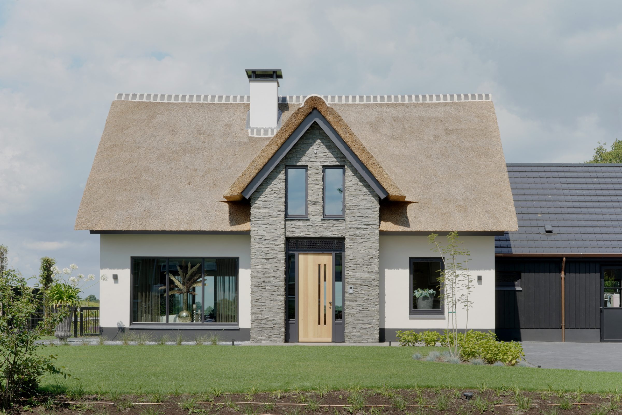 Ontwerp DBL Architecten - Scaglia gevelbekleding - Rieten dak en Steenstrips
