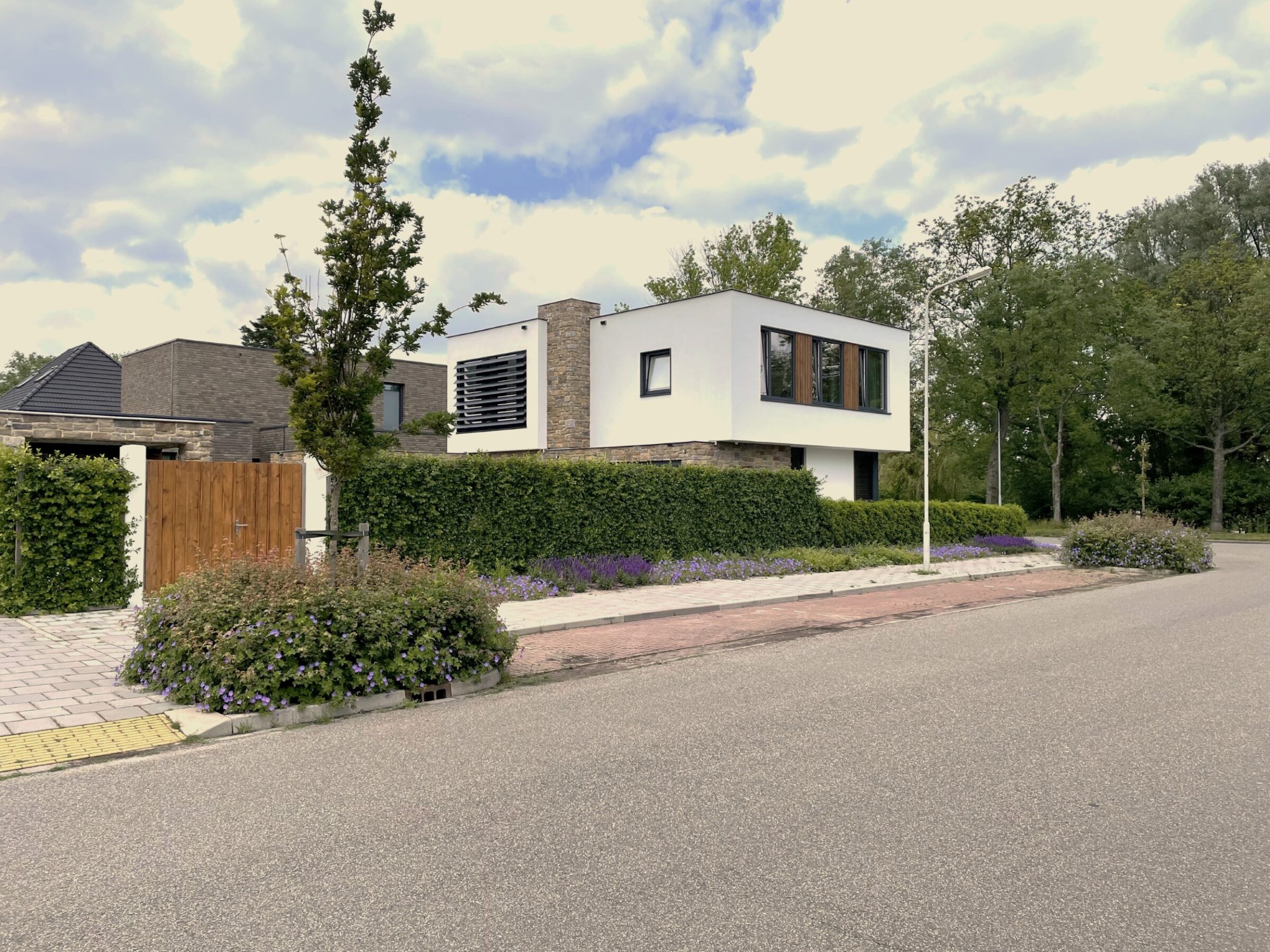 Kubistische villa van Taats Architecten wit stucwerk en Steenstrips