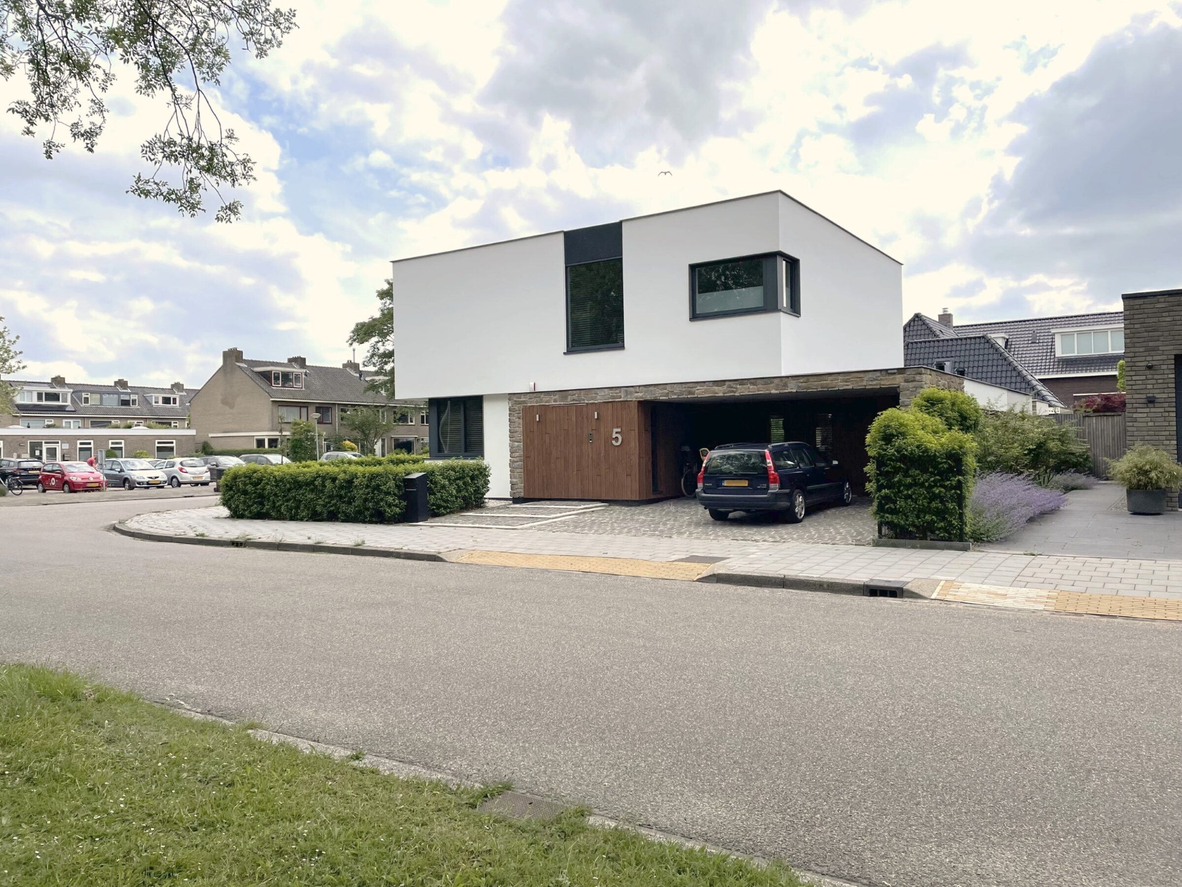 Kubistische villa van Taats Architecten wit stucwerk en Steenstrips