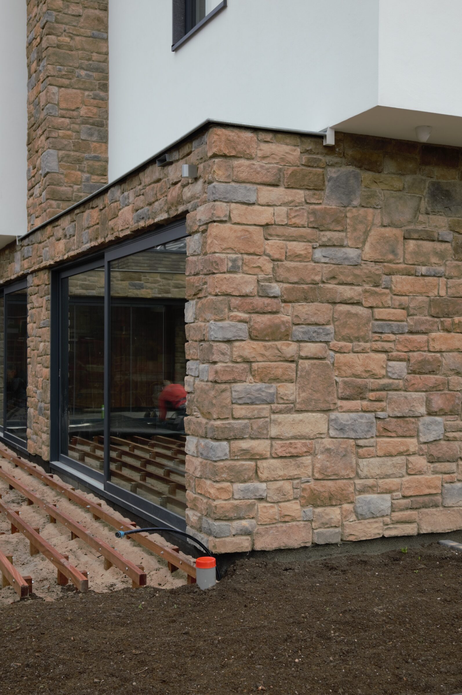 Kubistische villa van Taats Architecten wit stucwerk en Steenstrips