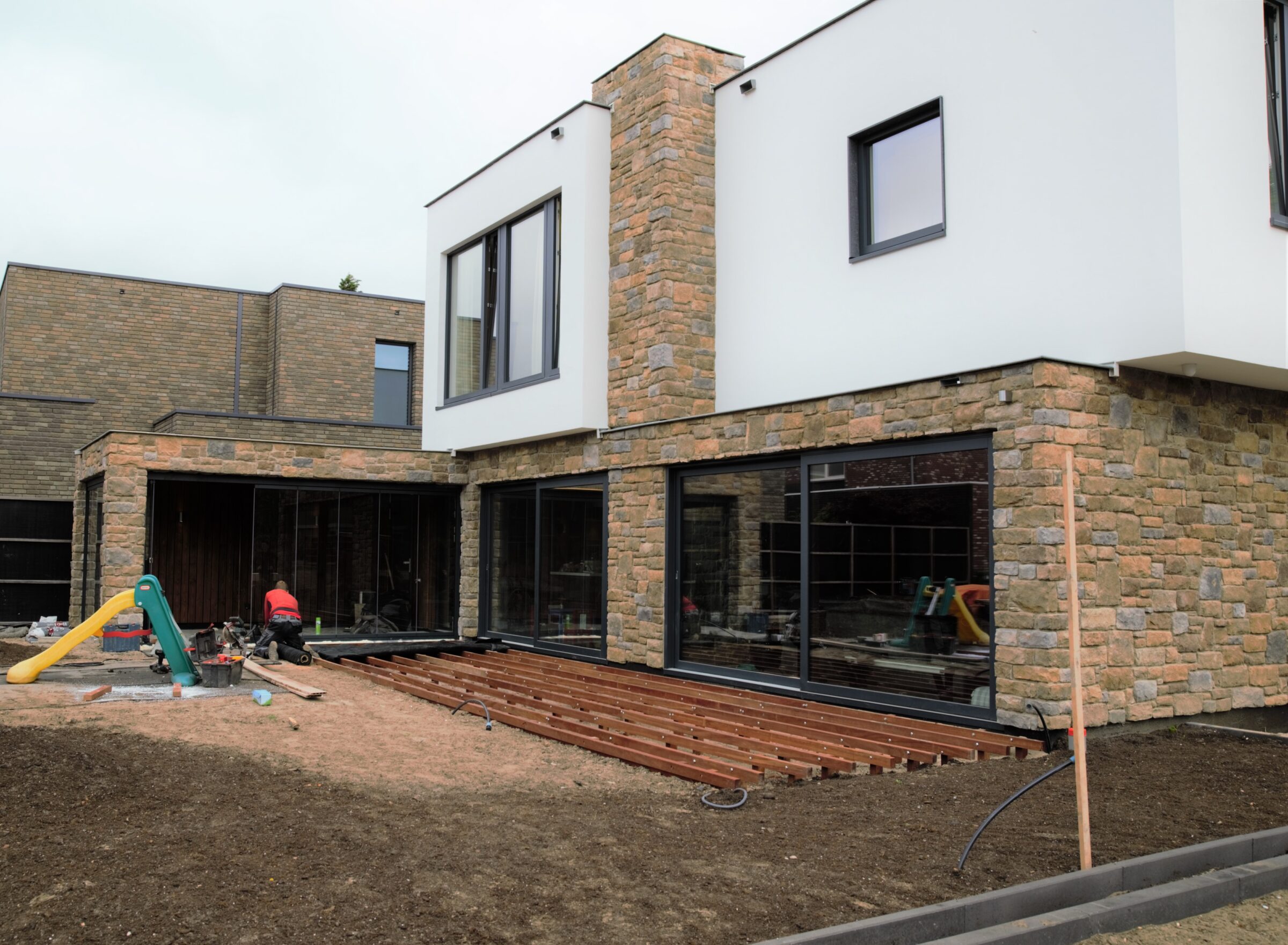 Kubistische villa van Taats Architecten wit stucwerk en Steenstrips