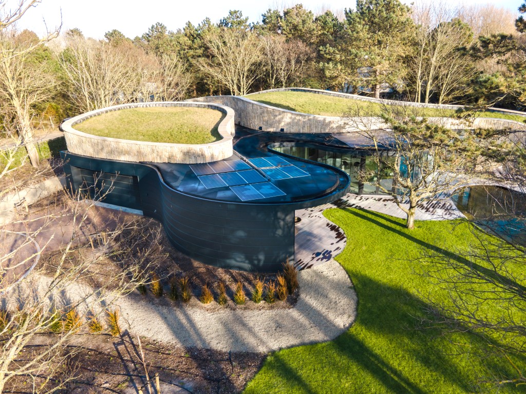 Moderne villa die opgaat in de natuur