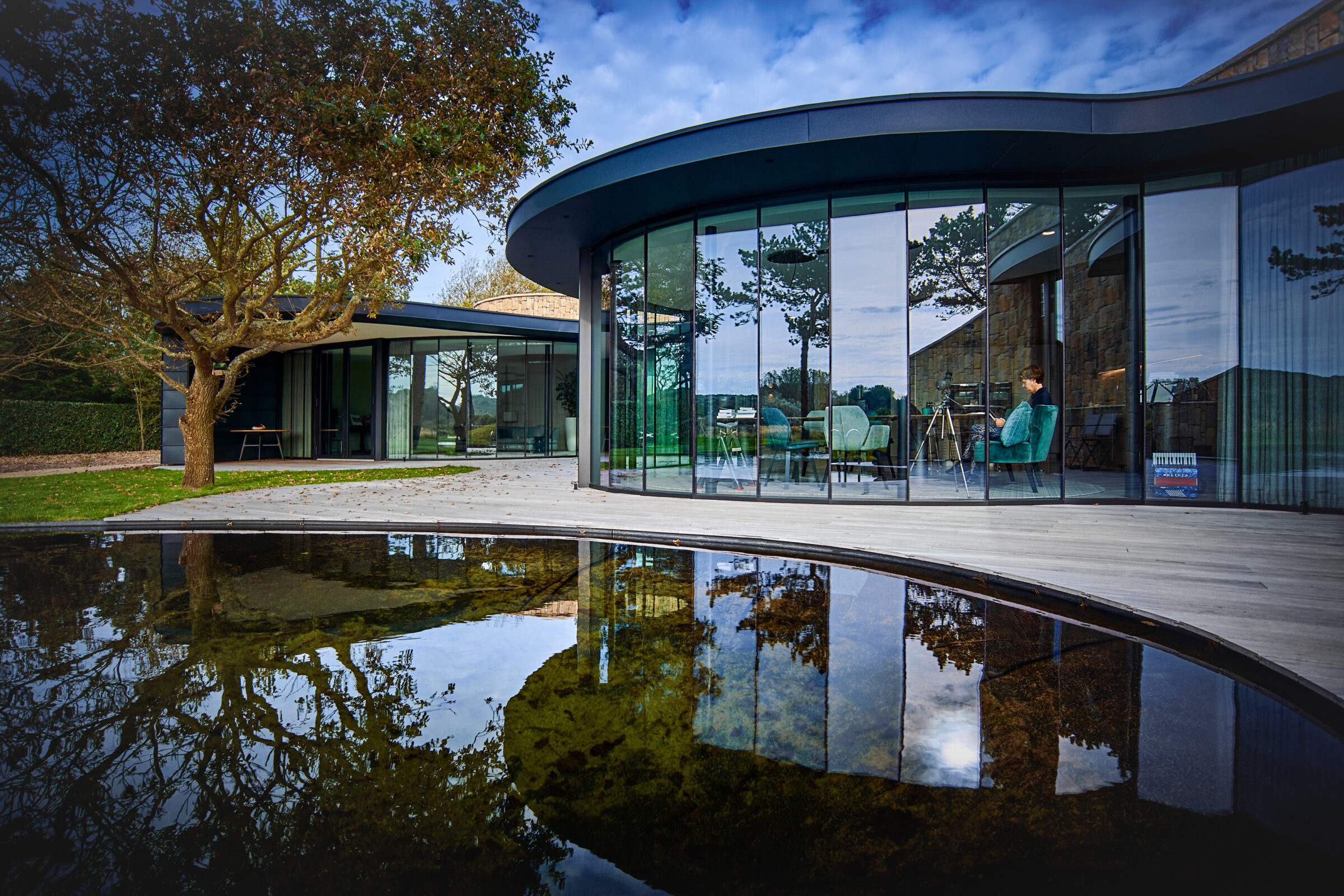 moderne villa met natuurstenen steenstrips