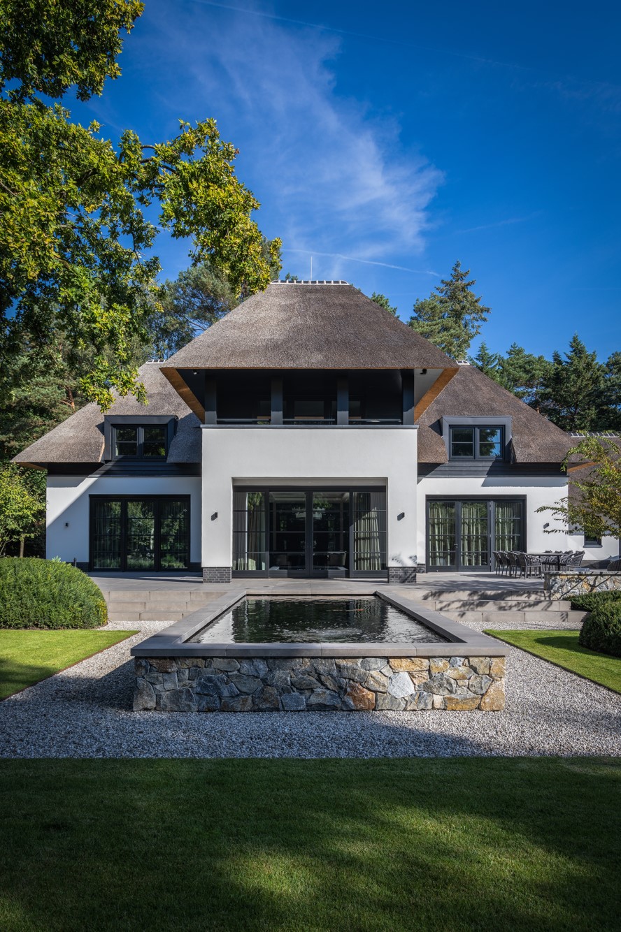 Natuursteen op vijverrand | Tuinontwerp: Björn Meulenberg | Fotografie: Hans Gorter