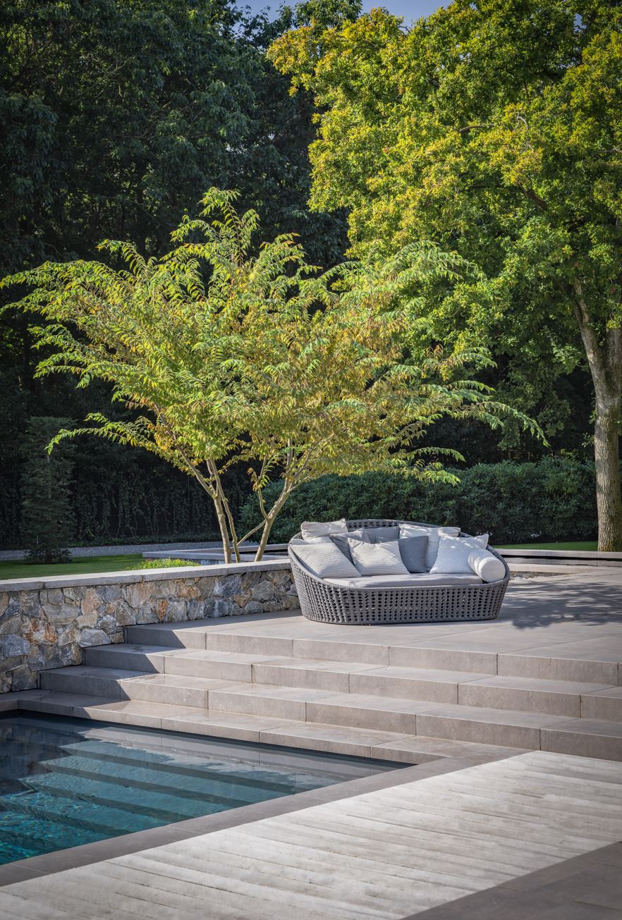 Tuinmuren, vijvermuren en zwembadmuren rondom de rietgedekte villa met Natuursteen Rocks Akkron