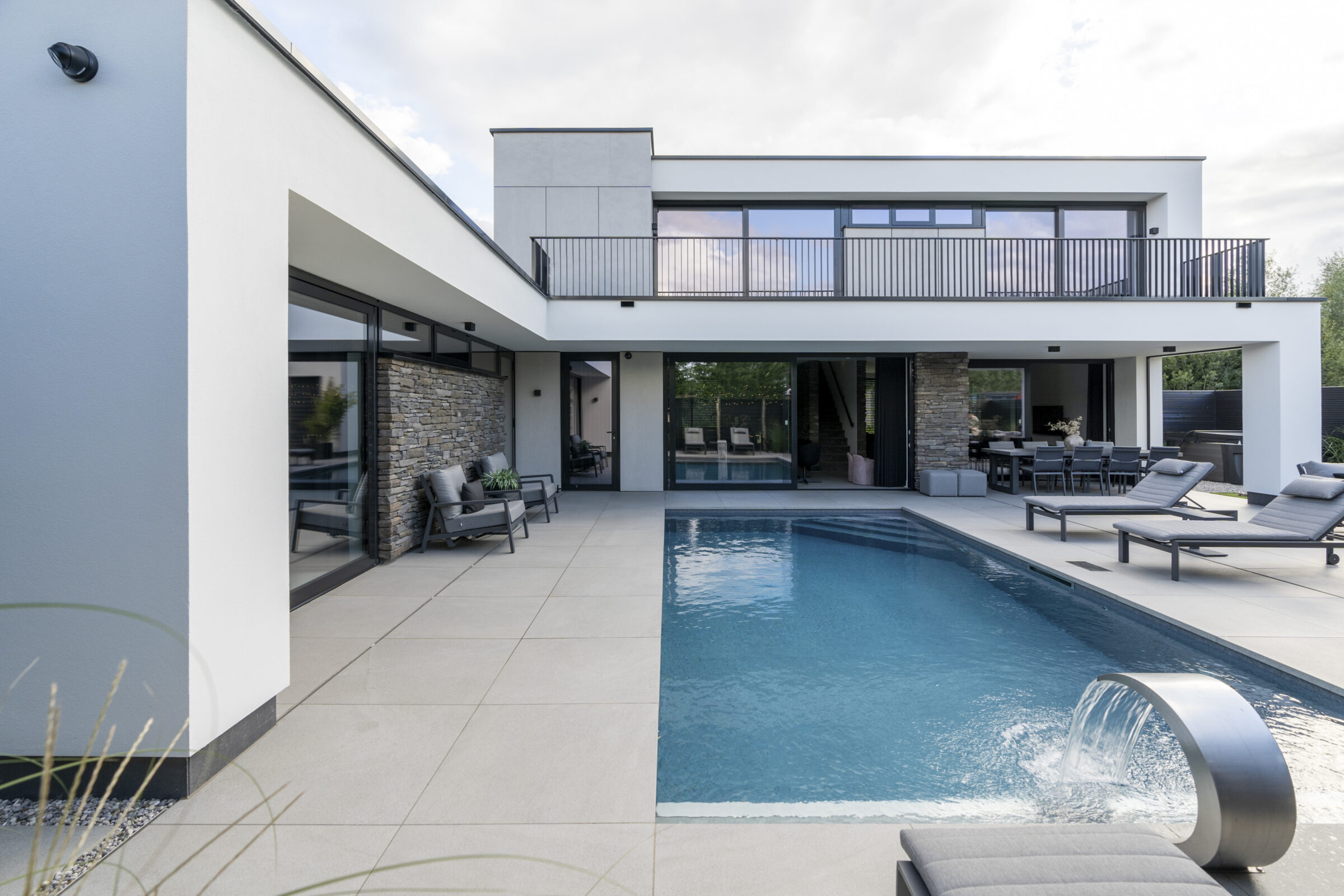Tuin van kubistische villa met zwembad
