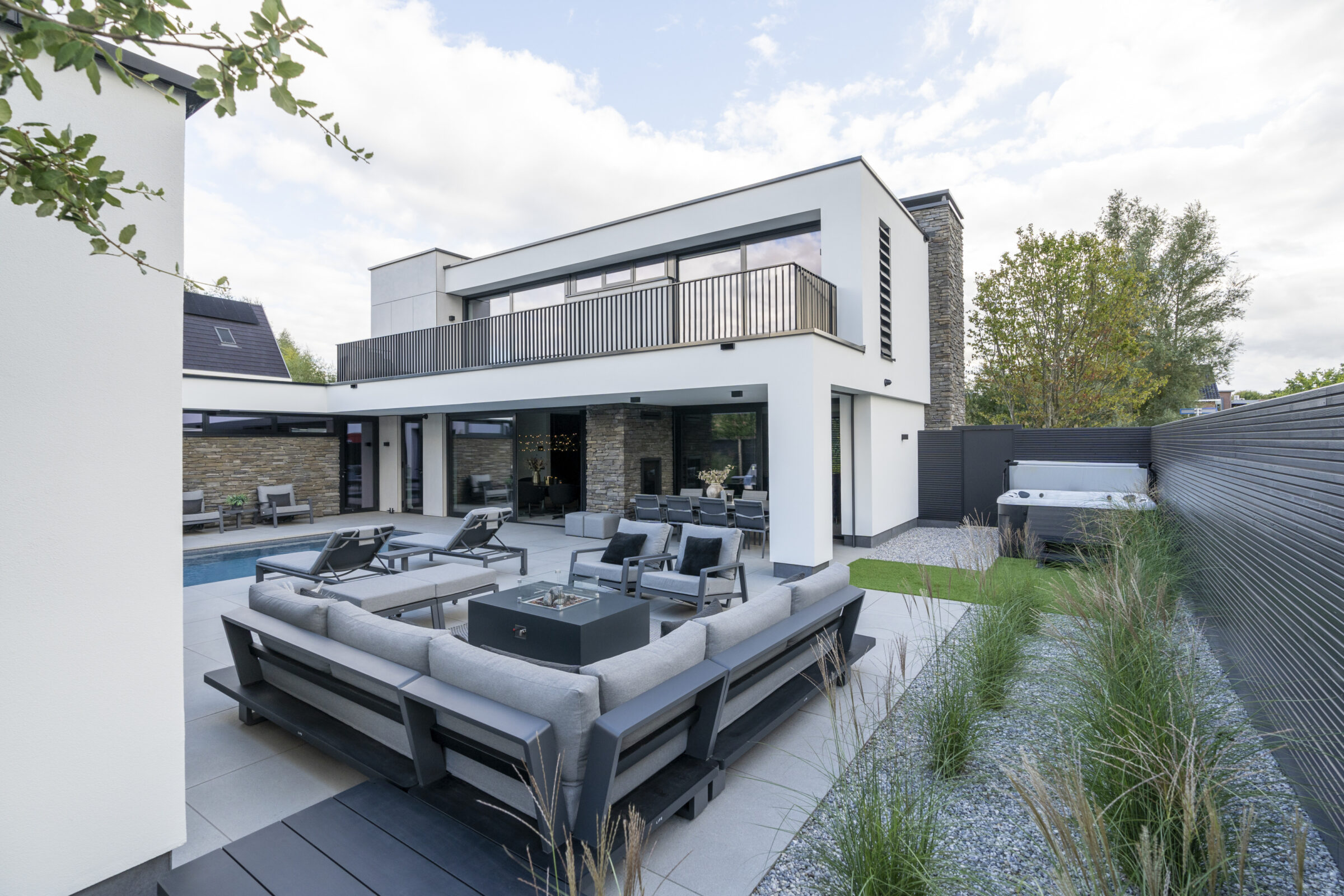 Kubistische Villa met Steenstrips als wandbekleding