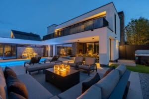 Nachtfoto van tuin met Steenstrips | Boxxis architecten