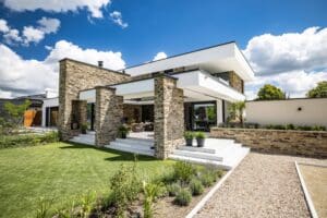 Buitenmuren kubistische villa met Luxe Steenstrips, Architect: Janssen Wuts