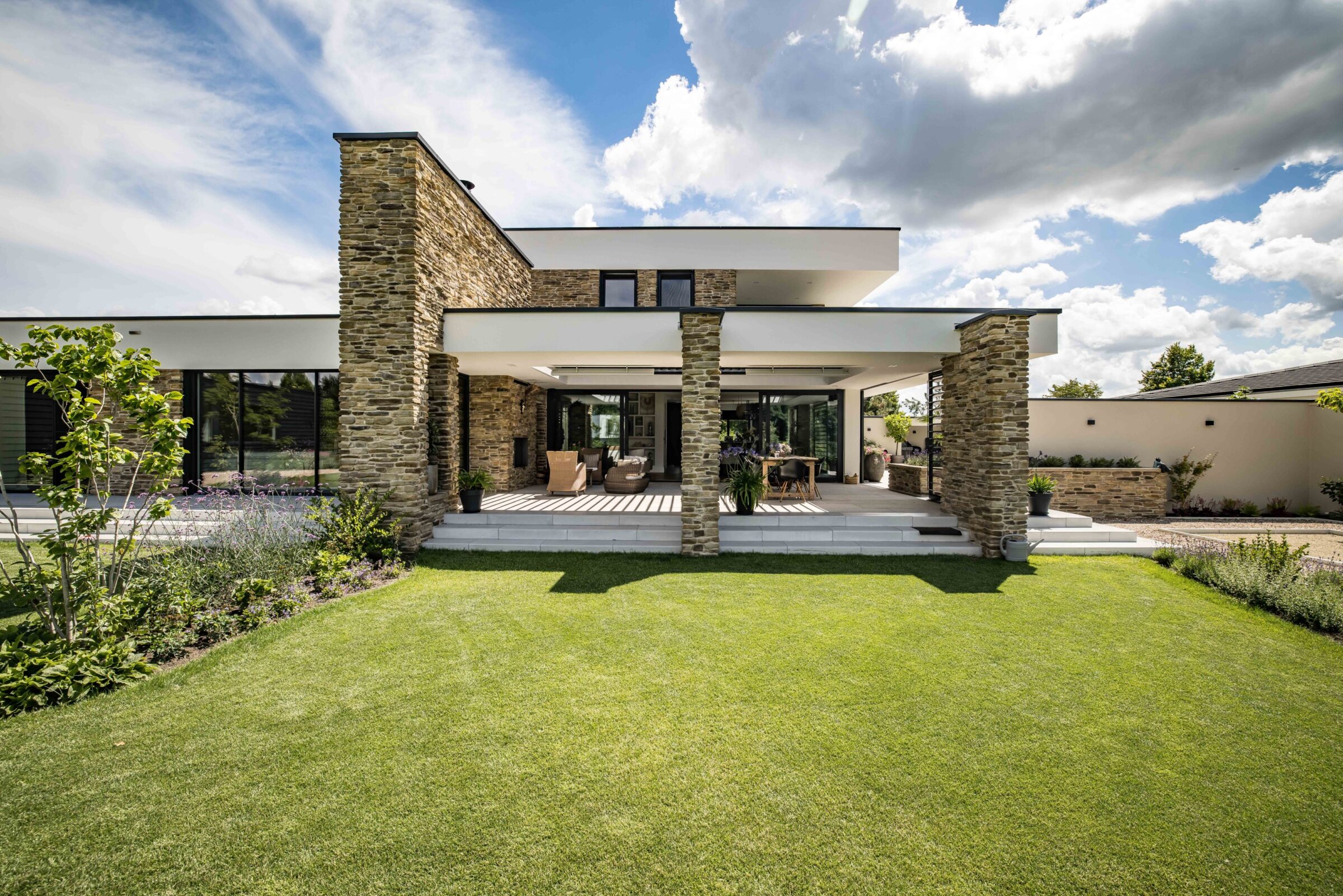 Architect: Janssen Wuts - Luxe Steenstrips op de wand kubistische villa