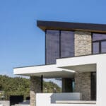 Steenstrips zonder voeg op kubistische villa | Architect: Bob Manders | Fotografie: Cafeine