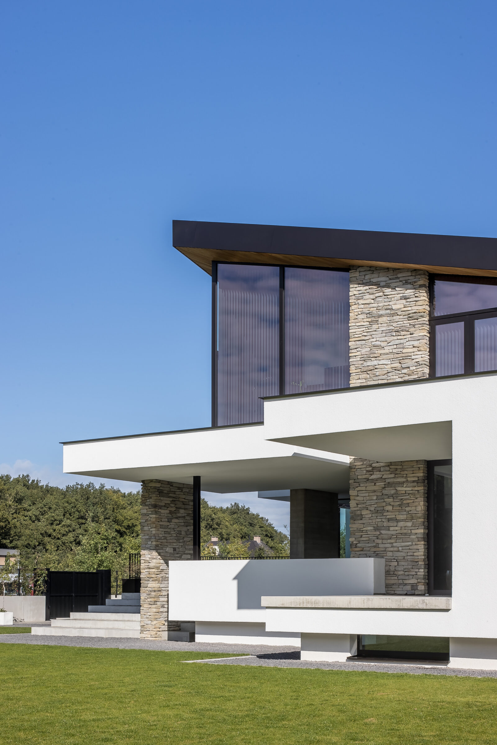 Steenstrips zonder voeg op kubistische villa | Architect: Bob Manders | Fotografie: Cafeine