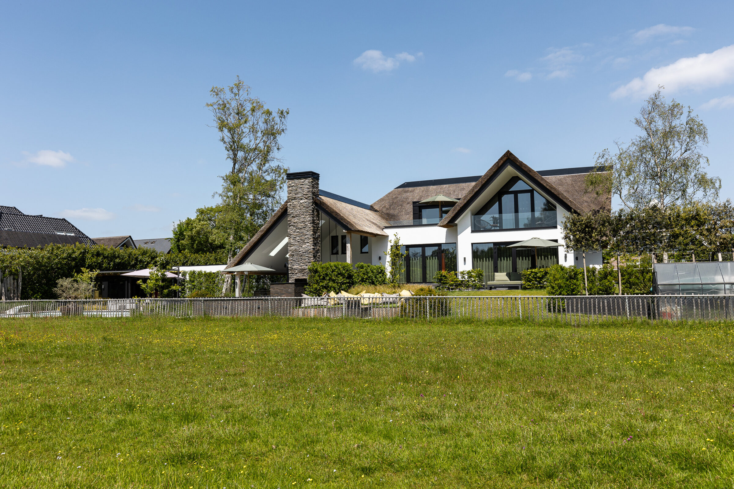 Riet gedekte villa met Steenstrips | Copyright The Art of Living Magazine – Fotografie: StudioZedd