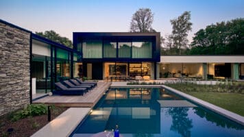 Exclusieve Villa met een modern design en contrasterende Steenstrips. Copyright: The Art of Living