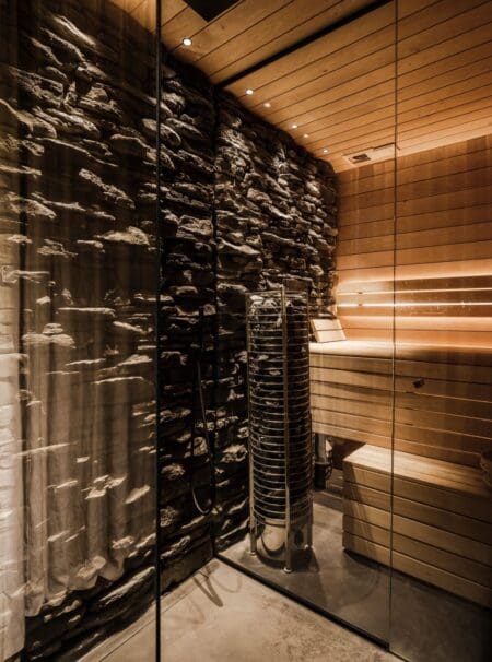 Steenstrips in sauna - Copyright: The Art of Living - Fotografie: Peter Baas - Verlichting: Maretti Lighting