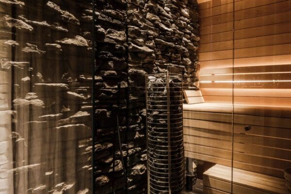 Steenstrips in sauna - Copyright: The Art of Living - Fotografie: Peter Baas - Verlichting: Maretti Lighting