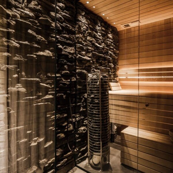 Steenstrips in sauna - Copyright: The Art of Living - Fotografie: Peter Baas - Verlichting: Maretti Lighting