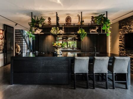 Keuken met Steenstrips - Copyright: The Art of Living - Fotografie: Peter Baas - Verlichting: Maretti Lighting