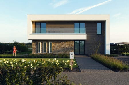 Moderne villa met Cascata Steenstrips - ontwerp Verheijen Smeets Architecten