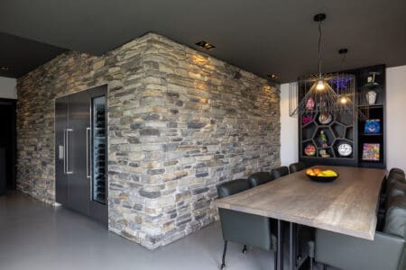 Steenstrips keuken wand met koelkast