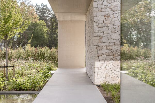 Glas met stenen muren villa - Foto: luminefotografie