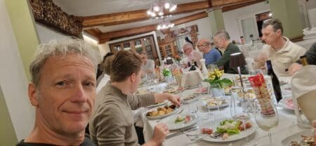 Gedekte tafel in restaurant tijdens het avondeten met architecten.