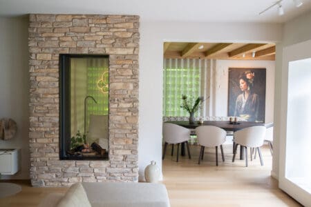 Moderne woonkamer met steenstrips rondom de haard