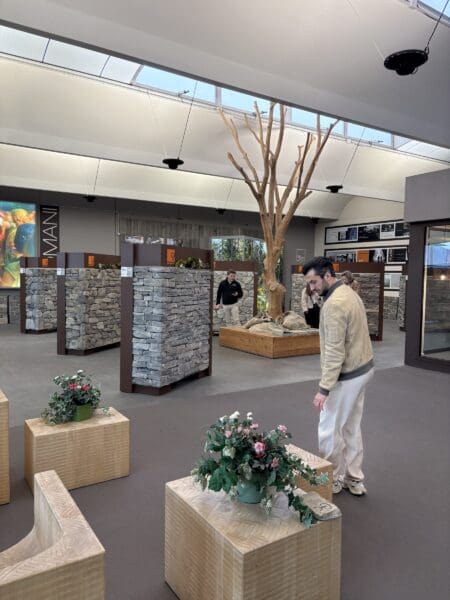 Deelnemers bekijken wandopstellingen met Geopietra steenstrips tijdens de architectenreis van The Flagstone Company.