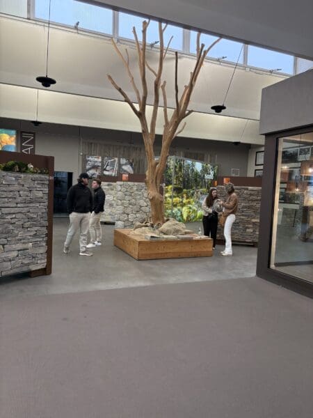 Overzicht van de Geopietra-showroom tijdens de architectenreis van The Flagstone Company.